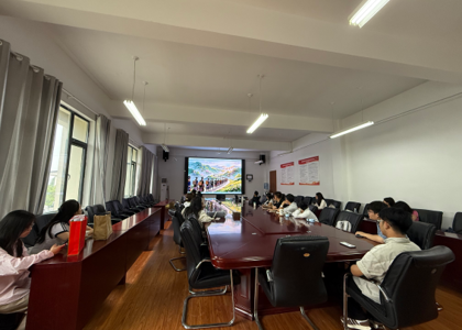 传媒学院举办第二十一期“回影像”系列教学活动——AI影像制作的人机协作 为助力学生掌握AI影像创作新技法、提升数字创作素养，贵州民族大学传媒学院“回影像”工作室开展AI影像制作人机协作专题讲座。本次讲座由韦玮老师主持，特邀纪录片导演卢凤岗主讲，2025级戏剧与影视专业硕士研究生全员参与。  （讲座现场一） 讲座以学生原创作品为切入点展开交流，卢凤岗老师现场展示个人AI原创视频，针对性解答学生创作疑问。针对音频制作问题，老师建议融入本土方言，丰富影片情感质感、提升作品感染力。针对镜头创作规划，他总结三种创作模式，分别为按脚本精准创作、依灵感灵活创作、跟随意识流即兴创作，适配不同创作场景。同时，老
