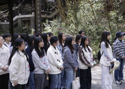 薪传新闻志 敬缅谢公魂——传媒学院新闻系师生清明祭扫谢六逸先生墓